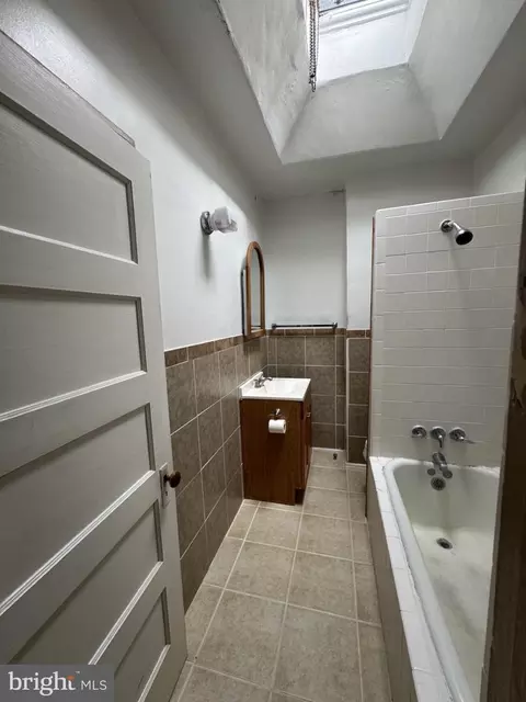 Bath - 17 New St, Darby, PA 19082 photo 2 of 2