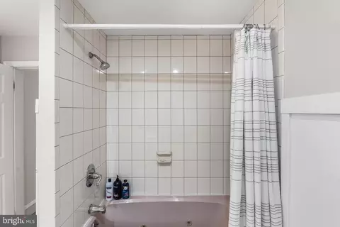 Bath - 125 N Rolling Rd, Springfield, PA 19064 photo 4 of 4