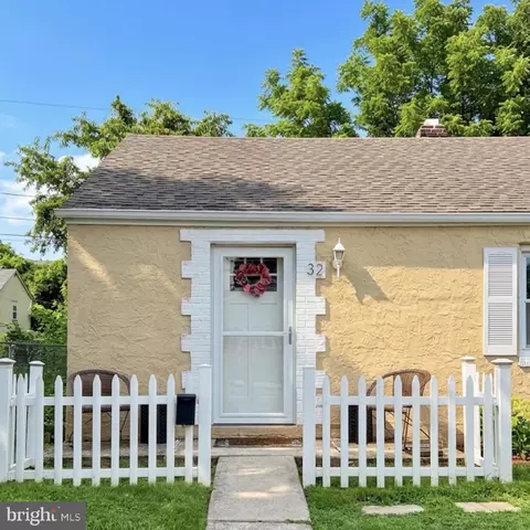 32 Scarlet Ave, Aston, PA 19014