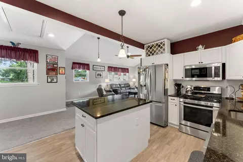 Kitchen - 1748 Larkin Rd, Boothwyn, PA 19061 photo 3 of 6