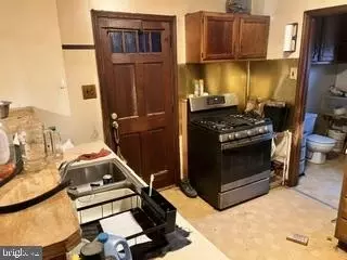 Entry Way - 27 W 3rd St, Marcus Hook, PA 19061 photo 6 of 9