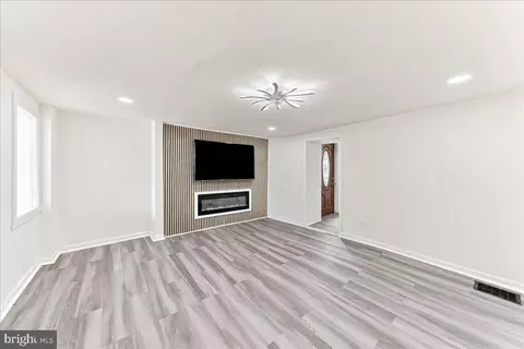 Living - 2103 Chichester Ave, Boothwyn, PA 19061 photo 1 of 2