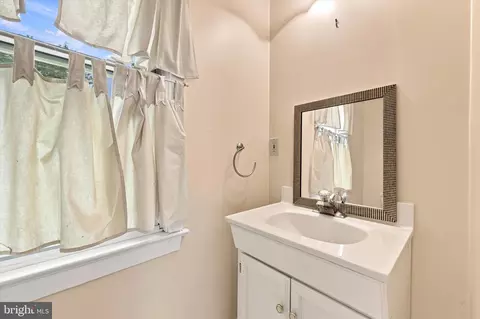 Bath - 341 N Rolling Rd, Springfield, PA 19064 photo 1 of 2