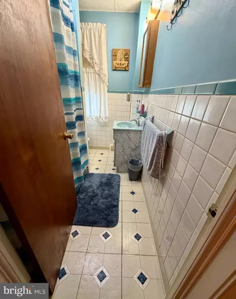 Bath - 172 W W Rdg, Linwood, PA 19061 photo 2 of 2