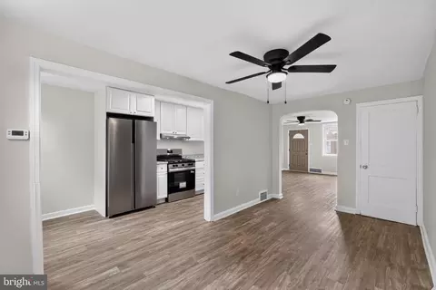 220 Weymouth Rd, Darby, PA 19023