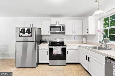 Kitchen - 30 Duttonview Rd, Aston, PA 19014 photo 3 of 3