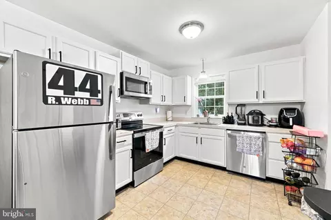 Kitchen - 30 Duttonview Rd, Aston, PA 19014 photo 1 of 3