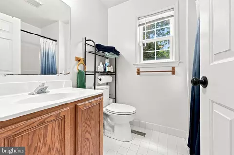 Bath - 30 Duttonview Rd, Aston, PA 19014 photo 1 of 2
