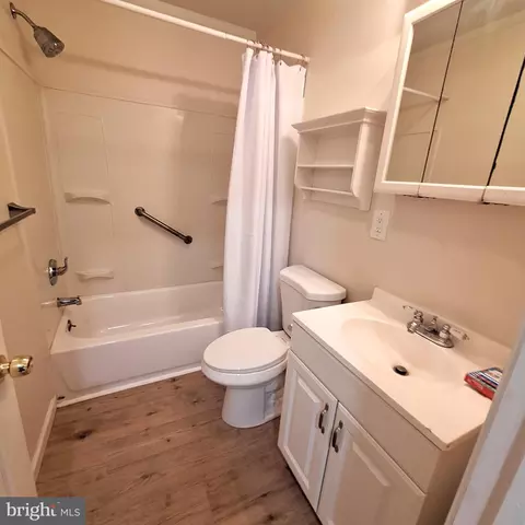 Bath - 303 Moore Rd, Wallingford, PA 19086 photo 1 of 1