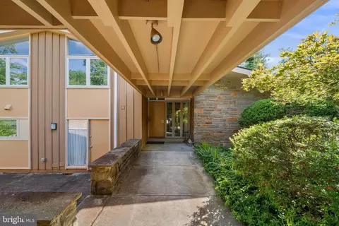129 Locust Grove Rd, Bryn Mawr, PA 19010