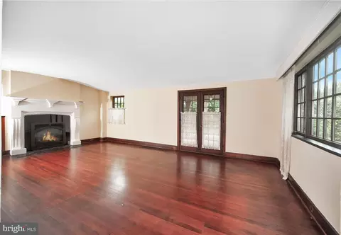 Living - 556 Saint Davids Ave, Wayne, PA 19087 photo 1 of 3