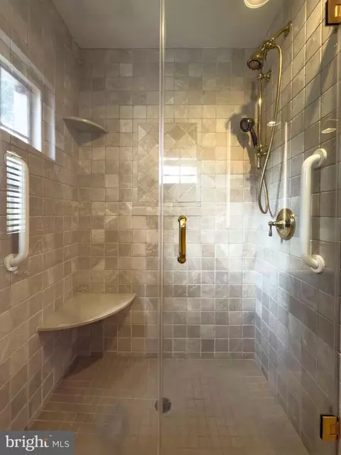 Bath - 556 Saint Davids Ave, Wayne, PA 19087 photo 1 of 4