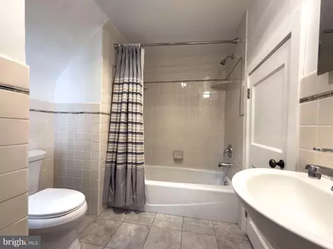 Bath - 556 Saint Davids Ave, Wayne, PA 19087 photo 3 of 4
