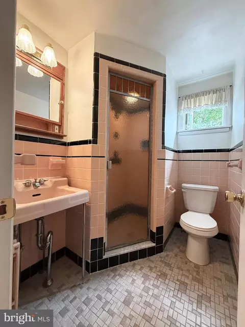 Bath - 556 Saint Davids Ave, Wayne, PA 19087 photo 4 of 4