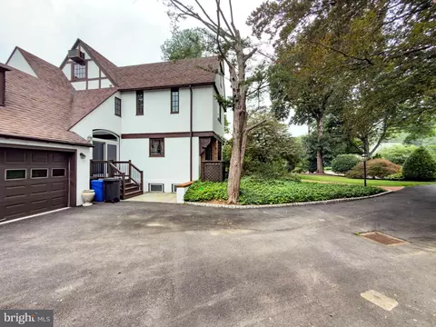 Exterior - 556 Saint Davids Ave, Wayne, PA 19087 photo 3 of 4