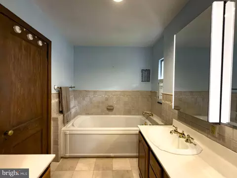 Bath - 556 Saint Davids Ave, Wayne, PA 19087 photo 2 of 4