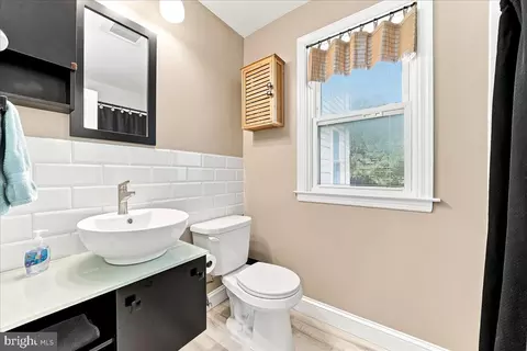 Bath - 61 Duncan Ln, Springfield, PA 19064 photo 3 of 4