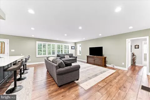 Living - 61 Duncan Ln, Springfield, PA 19064 photo 5 of 5