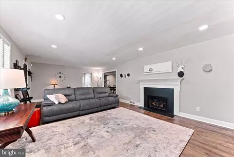 Living - 61 Duncan Ln, Springfield, PA 19064 photo 2 of 5