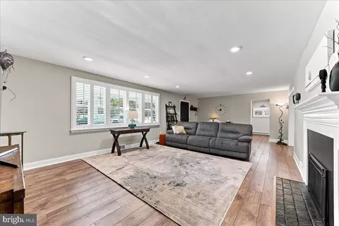 Living - 61 Duncan Ln, Springfield, PA 19064 photo 3 of 5
