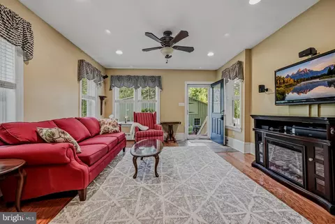 Living - 2552 Naamans Crk, Upper Chichester, PA 19061 photo 2 of 3