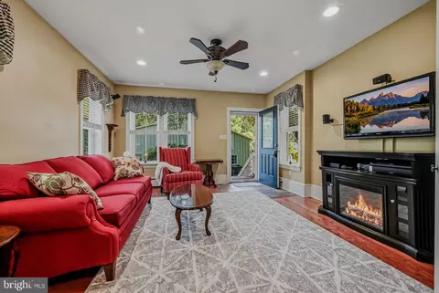 Living - 2552 Naamans Crk, Upper Chichester, PA 19061 photo 3 of 3