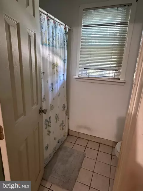 Bath - 821 Beech Rd, Wallingford, PA 19086 photo 2 of 3