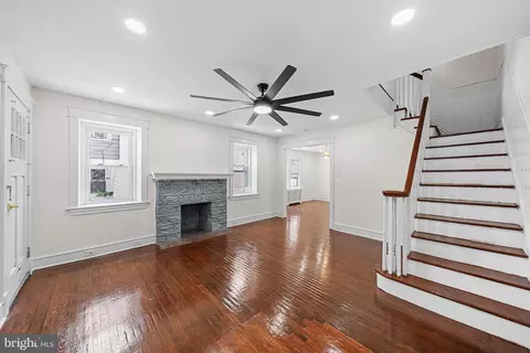 Living - 7226 Penarth Ave, Darby, PA 19082 photo 2 of 5