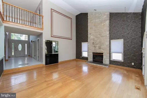 Living - 342 Northcroft Rd, Springfield, PA 19064 photo 2 of 9