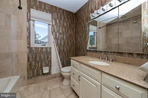 Bath - 342 Northcroft Rd, Springfield, PA 19064 photo 5 of 5