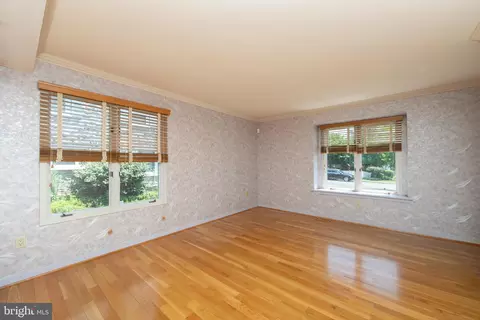Living - 342 Northcroft Rd, Springfield, PA 19064 photo 7 of 9