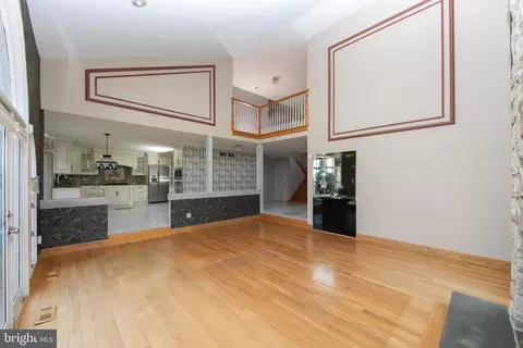 Living - 342 Northcroft Rd, Springfield, PA 19064 photo 3 of 9