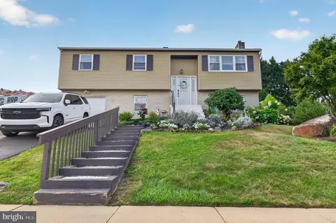 2 Cathy Ln, Aston, PA 19014