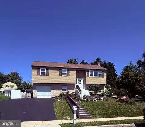 2 Cathy Ln, Aston, PA 19014