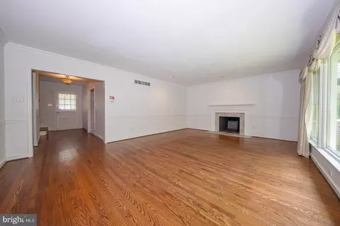 Living - 738 Woodcrest Rd, Wayne, PA 19087 photo 2 of 4