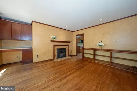 Living - 738 Woodcrest Rd, Wayne, PA 19087 photo 3 of 4