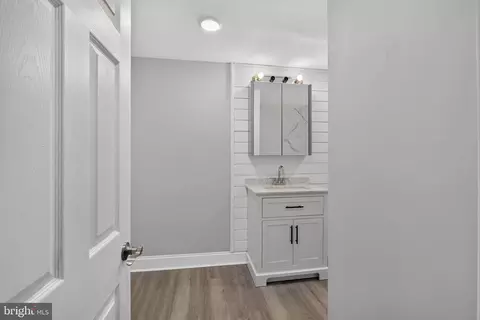 Entry Way - 21 W 9th St, Marcus Hook, PA 19061 photo 5 of 8
