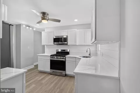 Entry Way - 21 W 9th St, Marcus Hook, PA 19061 photo 1 of 8
