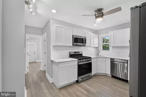 Entry Way - 21 W 9th St, Marcus Hook, PA 19061 photo 2 of 8