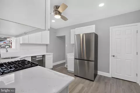 Entry Way - 21 W 9th St, Marcus Hook, PA 19061 photo 3 of 8