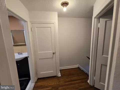 Entry Way - 300 Springton Rd, Upper Darby, PA 19082 photo 2 of 6