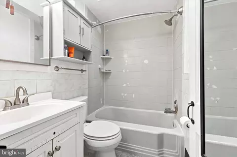 Bath - 48 Gilpin Rd, Darby, PA 19082 photo 2 of 2