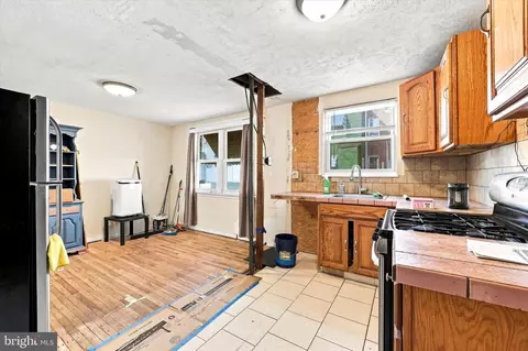 Entry Way - 48 Gilpin Rd, Darby, PA 19082 photo 2 of 3