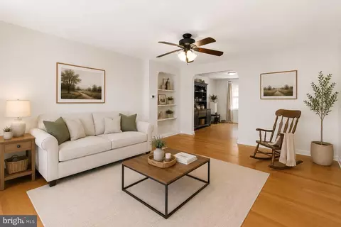 Living - 48 Gilpin Rd, Darby, PA 19082 photo 2 of 5