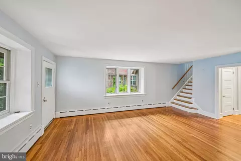 Living - 12 Windsor Cir, Springfield, PA 19064 photo 3 of 4