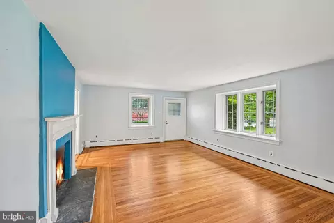 Living - 12 Windsor Cir, Springfield, PA 19064 photo 4 of 4