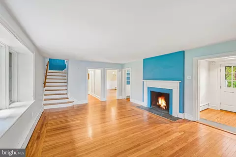 Living - 12 Windsor Cir, Springfield, PA 19064 photo 2 of 4