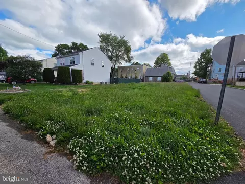 1002 Hunter Ln, Swarthmore, PA 19081