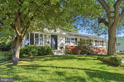 3625 N Clearwater Ln, Brookhaven, PA 19015