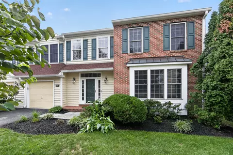 218 Hillsboro Mills Ln, Wallingford, PA 19086